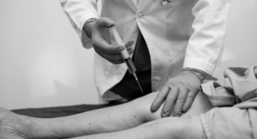 Ortopeda Grzegorz Hajduk wykonuje iniekcje do kolana